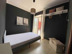 1 dormitorio con cama blanca y ventana en “Salotto Miano” - Intero Appartamento Arredato, en Pomigliano dʼArco