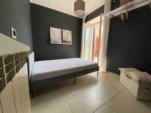 - une petite chambre avec un lit et une fenêtre dans l'établissement “Salotto Miano” - Intero Appartamento Arredato, à Pomigliano dʼArco