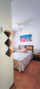 1 dormitorio con cama y techo en Apartamento Rulosol 2, en Torremolinos