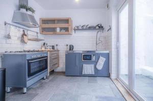 a kitchen with a blue stove and a sink at Melbourne Cottage - 3 Bedroom Cottage - Pembroke in Pembroke