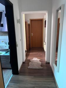 a hallway with a door and a rug on the floor at Zimmer Nähe Darmstadt in Roßdorf