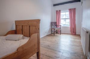 a bedroom with a bed and a wooden floor at Melbourne Cottage - 3 Bedroom Cottage - Pembroke in Pembroke