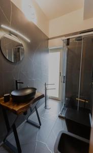 パルミにあるZara House Holiday Homeのバスルーム(黒い洗面台、シャワー付)