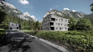 un viejo edificio sentado al lado de una carretera en Dietlgut Natur Resort en Hinterstoder