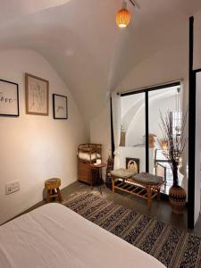 Amazing private loft apartment, Tel Aviv Jaffa في تل أبيب: غرفة نوم بسرير ونافذة