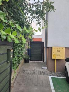eine Tür zu einer Garage mit einem davor geparkten Auto in der Unterkunft Pokoje na Warszawskiej in Gorzów Wielkopolski