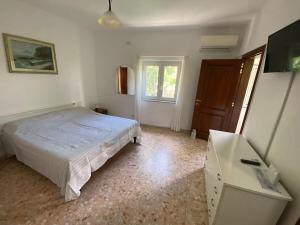 - une chambre avec un lit, une commode et une fenêtre dans l'établissement Magi - Limone, à Ponza