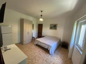 - une chambre avec un lit et un bureau dans l'établissement Magi - Limone, à Ponza
