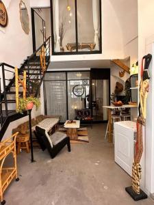 テルアビブにあるAmazing private loft apartment, Tel Aviv Jaffaのリビングルーム(階段、階段付)