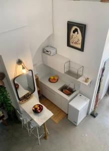 テルアビブにあるAmazing private loft apartment, Tel Aviv Jaffaの鏡とテーブル付きの小さな部屋