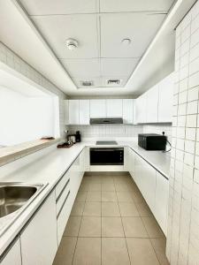 Kuchyň nebo kuchyňský kout v ubytování 2 Bedroom plus maid's room in Al Bateen, JBR