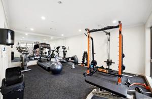 ฟิตเนสเซ็นเตอร์และ/หรือเครื่องออกกำลังกายที่ Spacious Studio in Central AK w Gym&WiFi&Prime