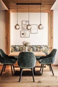 Wagnerhof Apartments في بيرتيساو: غرفة طعام مع طاولة وكرسيين