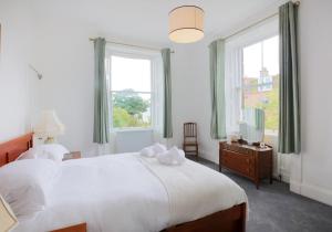een slaapkamer met een wit bed en een raam bij Westend Place in North Berwick