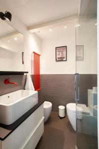 łazienka z umywalką, wanną i toaletą w obiekcie The Chianti Rooster Flat we Florencji
