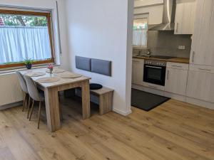 eine Küche mit einem Tisch und Stühlen im Zimmer in der Unterkunft Ferienwohnung am Alenberg in Münsingen