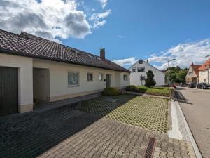 a cobblestone street in front of a house at Ferienwohnung am Alenberg in Münsingen