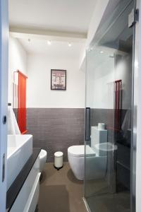 W łazience znajduje się toaleta i przeszklony prysznic. w obiekcie The Chianti Rooster Flat we Florencji