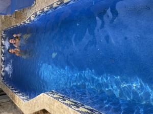 una gran piscina con gente en el agua en EL POBLET DE ATALAYAS, en Alicante