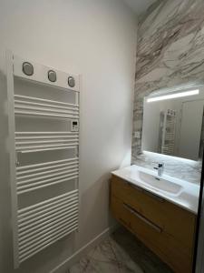 Terrasse - Hyper centre - 2 chambres - Parking gratuit - Calme & lumineux - Arrivée autonome tesisinde bir banyo