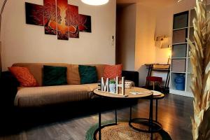 - un salon avec un canapé et une table dans l'établissement Magnifique T2, à Ajaccio