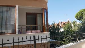 - un balcon d'une maison avec une clôture dans l'établissement Altınoluk 2 oda salon denize 50 m, à Edremit