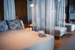 een slaapkamer met een bed met een handdoek erop bij Hotel Schachner in Maria Taferl