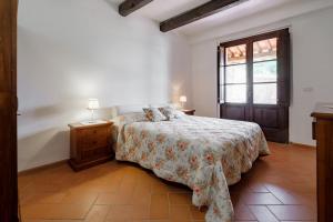 una camera da letto con un letto e una finestra di Ginepro Poderone a Grosseto
