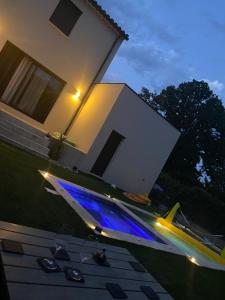 ein Schwimmbad vor einem Haus in der Nacht in der Unterkunft Luxury House Family’s in Carpentras