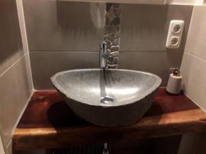 - Baño con lavamanos en dat olde Köhlhus, en Salzhausen