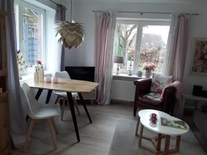 a living room with a table and chairs and a window at dat olde Köhlhus in Salzhausen