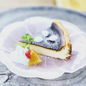 un trozo de pastel en un plato con helado en Open House Sakurasakura - Kamakurayama - - Vacation STAY 14049, en Kamakura