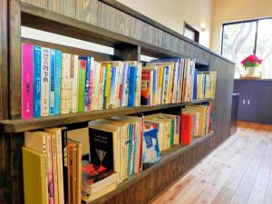 uma estante cheia de livros em Open House Sakurasakura - Kamakurayama - - Vacation STAY 14049 em Kamakura