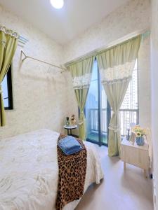 um quarto com uma cama com colcha estampada de leopardo em 香港欧式装修豪华三室一厅 em Hong Kong