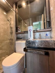 香港欧式装修豪华三室一厅 في هونغ كونغ: حمام مع مرحاض ومغسلة ومرآة