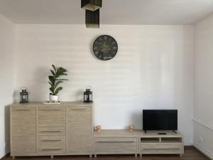 Televízia a/alebo spoločenská miestnosť v ubytovaní Apartament w Centrum Malborka