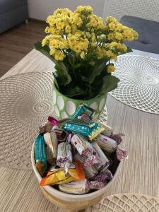 a vase filled with yellow flowers on a table at Apartament w Centrum Malborka in Malbork