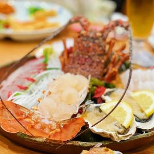 un plato de comida con marisco en una mesa en Open House Sakurasakura - Kamakurayama - - Vacation STAY 14047, en Kamakura