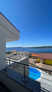 einen Blick vom Balkon eines Hauses mit Pool in der Unterkunft Apartment DreamVille in Crikvenica