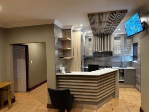 una cocina con isla en medio de una habitación en Urban Villas Guest House, en Pretoria