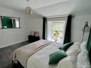 Кровать или кровати в номере Entire cottage near St Ives