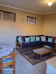ein Wohnzimmer mit einem Sofa und einem Couchtisch in der Unterkunft 2FiftySix on Second in Lüderitz