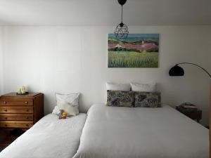 a bedroom with two twin beds and a dresser at Parenthèse Alsacienne in Schiltigheim +19 photos
