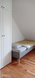 Ένα ή περισσότερα κρεβάτια σε δωμάτιο στο Apartment na Gruszy +2 φωτογραφίες