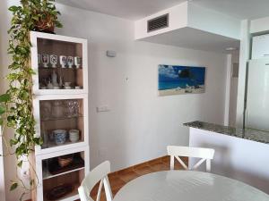 een witte eetkamer met een tafel en stoelen bij Apartamento Palomares in Cuevas del Almanzora
