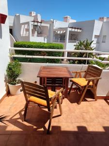 een patio met 2 banken en een tafel op een balkon bij Apartamento Palomares in Cuevas del Almanzora