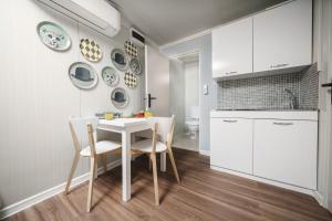 a kitchen and dining room with a table and chairs at Mobile Homes Vrata Krke in Lozovac