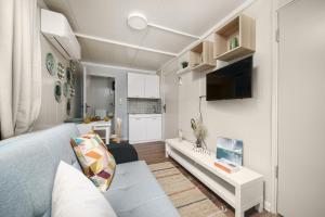 Mobile Homes Vrata Krke في لازوفاك: غرفة معيشة مع أريكة وطاولة