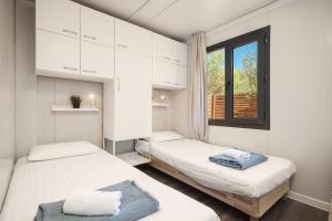 Postel nebo postele na pokoji v ubytování Mobile Homes Vrata Krke