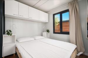Postel nebo postele na pokoji v ubytování Mobile Homes Vrata Krke